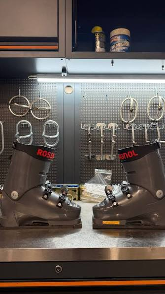 Individuell angepasste Skischuhe in der BERGSPORT JA Werkstatt